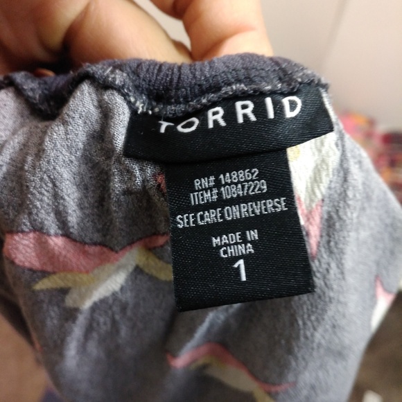 Torrid FLORAL PRINT CREPE RUFFLED TULIP BACK TOP - Picture 2 of 6